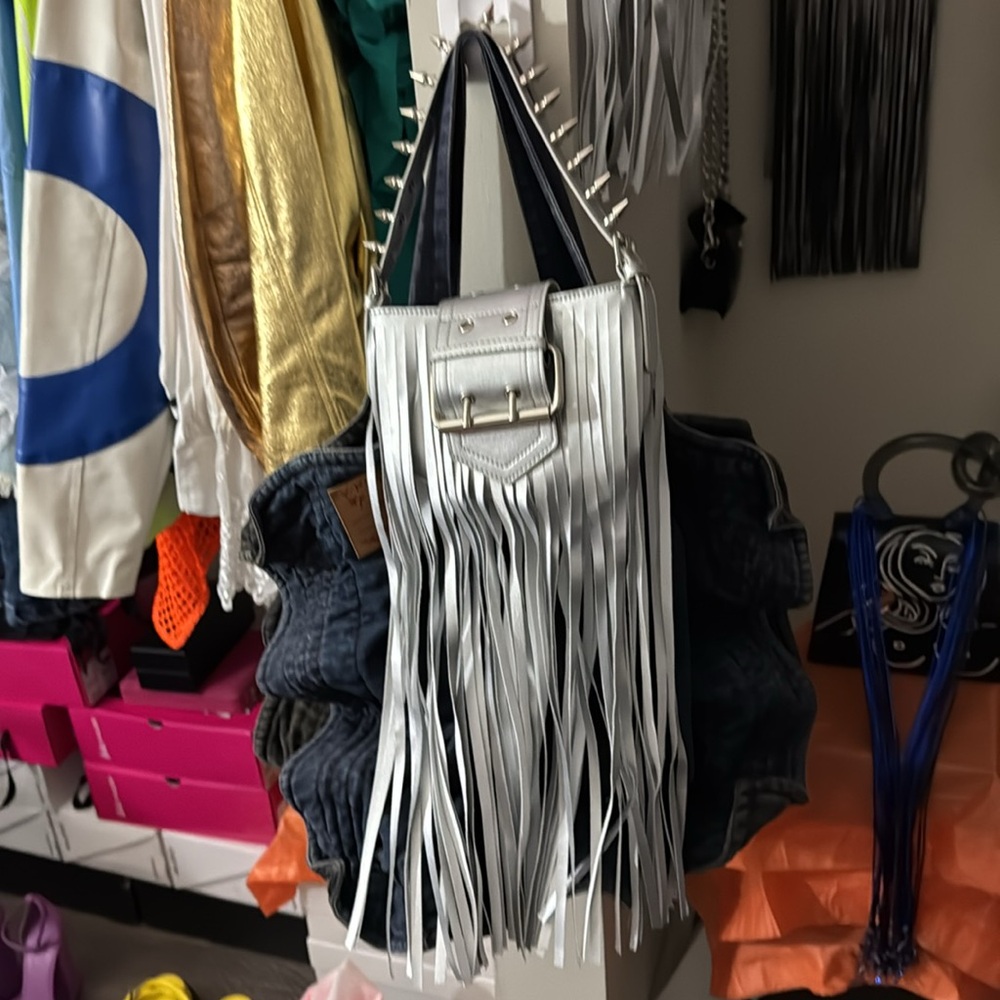 ❤️ Gorgeous silver big buckle fringe bag ❤️